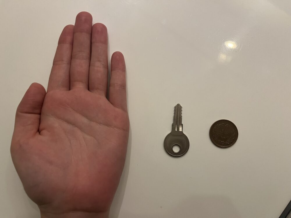 私の手・鍵・10円玉の大きさの比較
