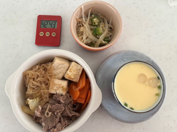 牛肉豆腐、お吸いもので茶わん蒸し、もやしとオクラのポン酢あえの実際の調理時間は42分43秒。