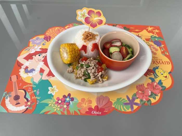 「＜アリエル＞塩だれそぼろハワイ風プレート、３種野菜のハニーマリネ」、ランチョンマット、ピックの完成写真