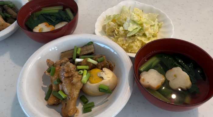 ヨシケイ、バリエーションコースの「鶏手羽元のやわらかみそ煮」と「和風ポテトサラダ」と「花麩のお吸いもの」