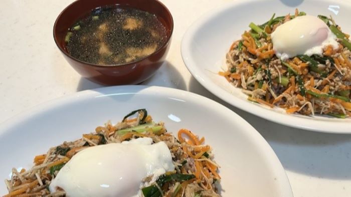ジューシーそぼろと野菜のビビンバと小ねぎとのり、豆腐の韓国風スープの完成形